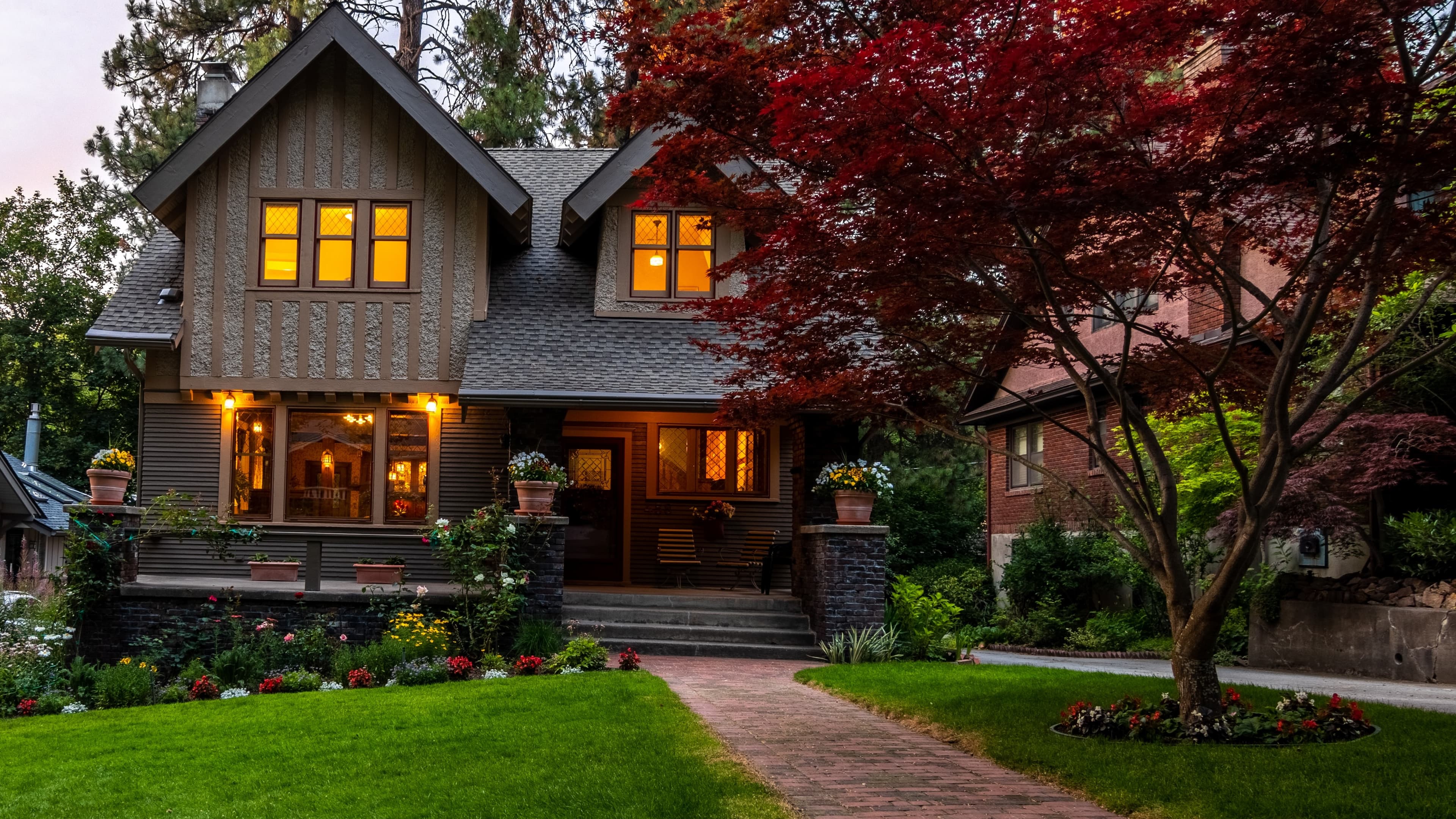 Picture of a suburban home via Pexels